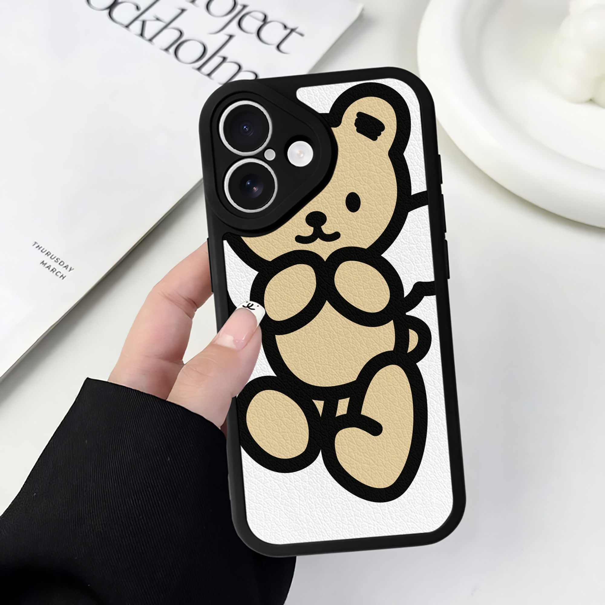 （画像用） Hello Kitty ハローキティ 【iPhone 16シリーズ対応】シリコンスマホケース（レザー調） 材質：シリコン